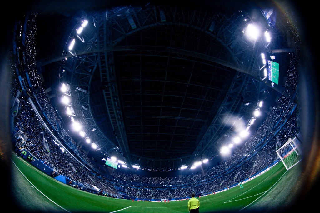 Стадион ночью. Футбольный стадион ночью. Футбол стадион Зенит. Ночной вид футбольного стадиона.